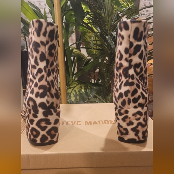 Steve Madden Leo Velvet Booties, Size 5.5, Leopard - Picture 4 of 5